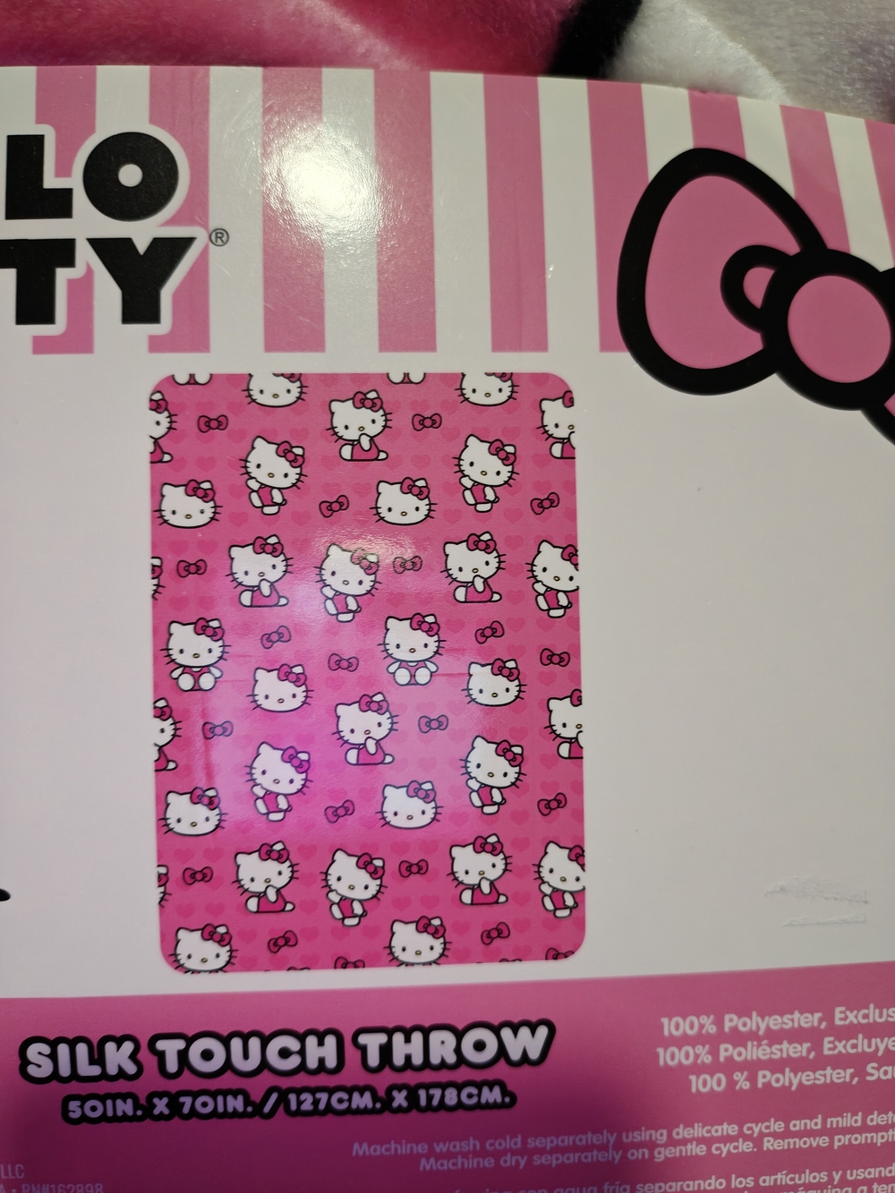 Hello Kitty Throw - Picture 4 of 4